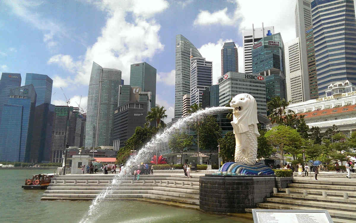 A picture of a fountain in the Basin Park in Singapore